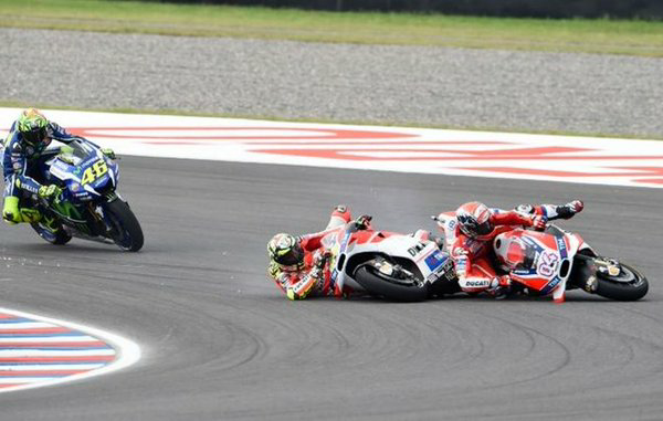 insiden-tubrukan-duo-ducati-di-motogp-argentina-2016-jpg