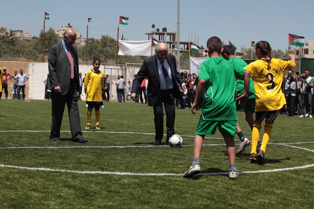 رئيس الفيفا جوزيف بلاتر خلال افتتاحه ملعب دورا القرع 2014