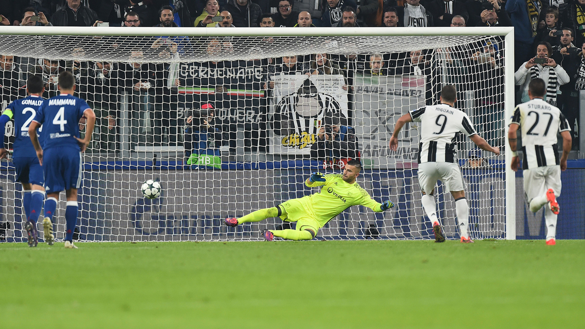 Juventus' forward Gonzalo Higuain kicks ans scores a penalty against Lyon's Portuguese goalkeeper Anthony Lopes during the UEFA Champions League football match Juventus vs Olympique Lyonnais on November 2, 2016 at the Juventus stadium in Turin. / AFP / GIUSEPPE CACACE (Photo credit should read GIUSEPPE CACACE/AFP/Getty Images)