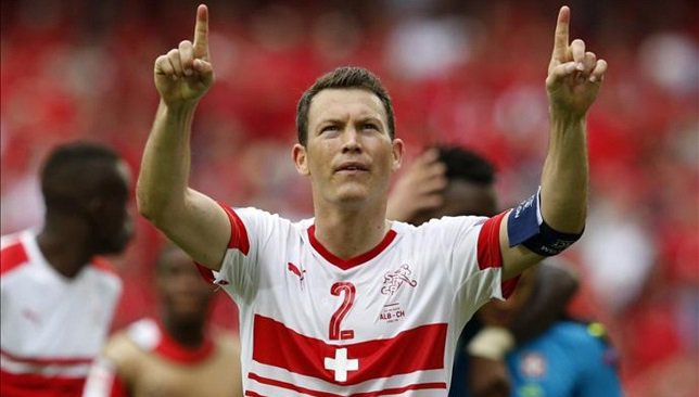 lichtsteiner-bajo-lupa-robert-con-seleccion-suiza-1476112167014