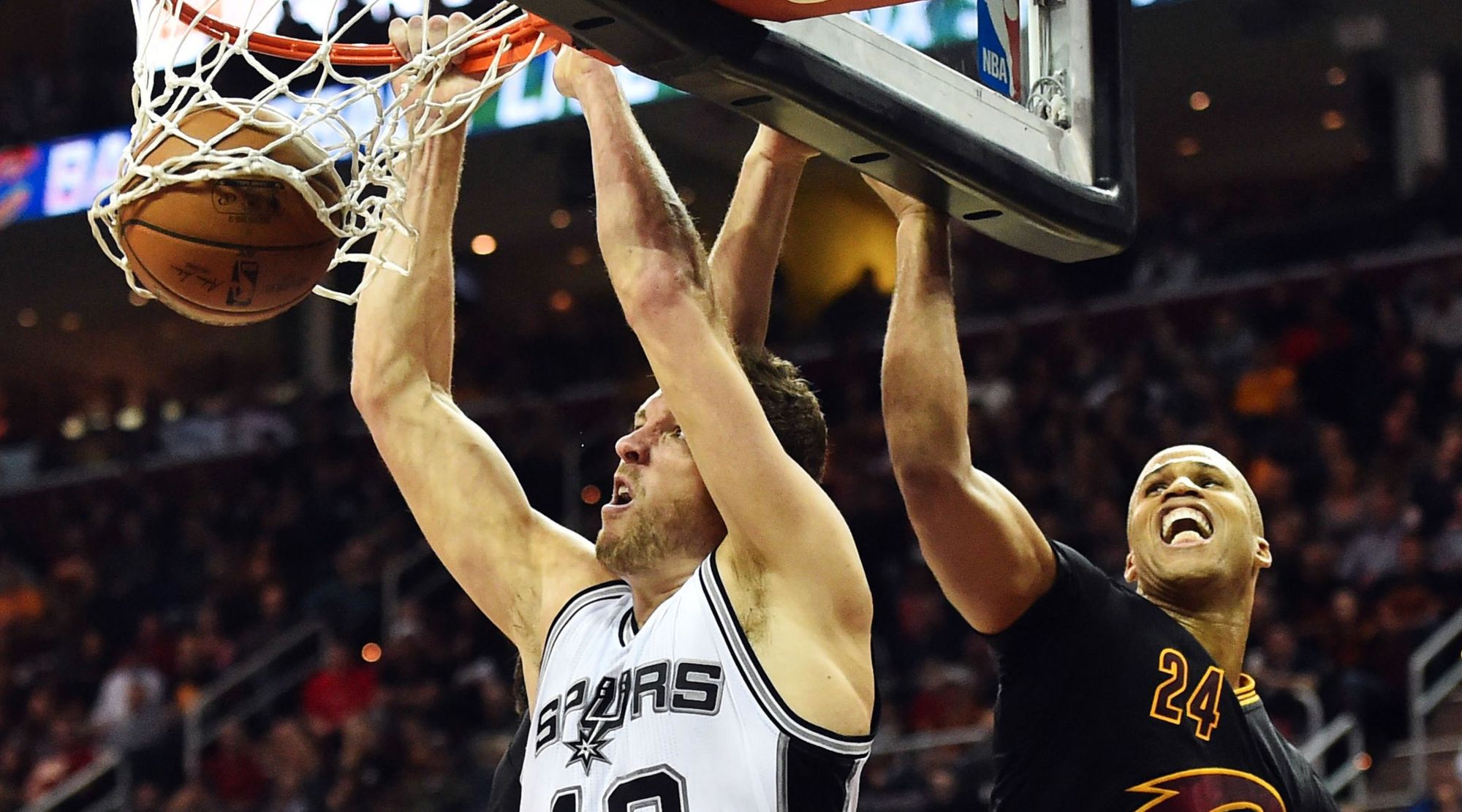 828483-2017-01-22T043407Z_1976185398_NOCID_RTRMADP_3_NBA-SAN-ANTONIO-SPURS-AT-CLEVELAND-CAVALIERS