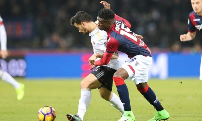 Milan's Suso, left, vies for the ball with Bologna Ibrahima Mbaye during the italian Serie A soccer match Bologna Fc vs Ac Milan at "Dall'Ara" stadium in Bologna, Italy, 08 February 2017. ANSA/GIORGIO BENVENUTI