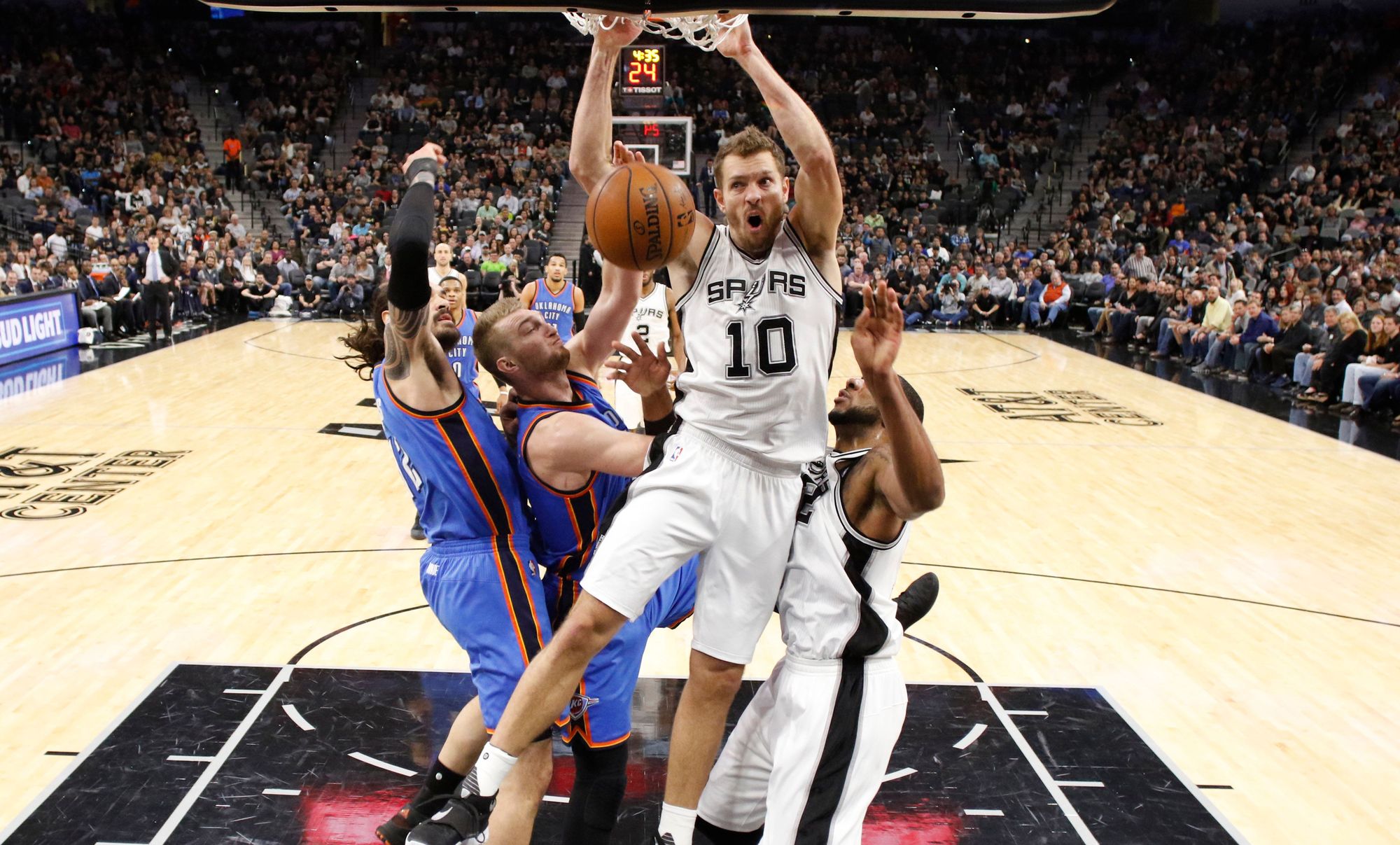 847188-2017-02-01T030224Z_2046168214_NOCID_RTRMADP_3_NBA-OKLAHOMA-CITY-THUNDER-AT-SAN-ANTONIO-SPURS