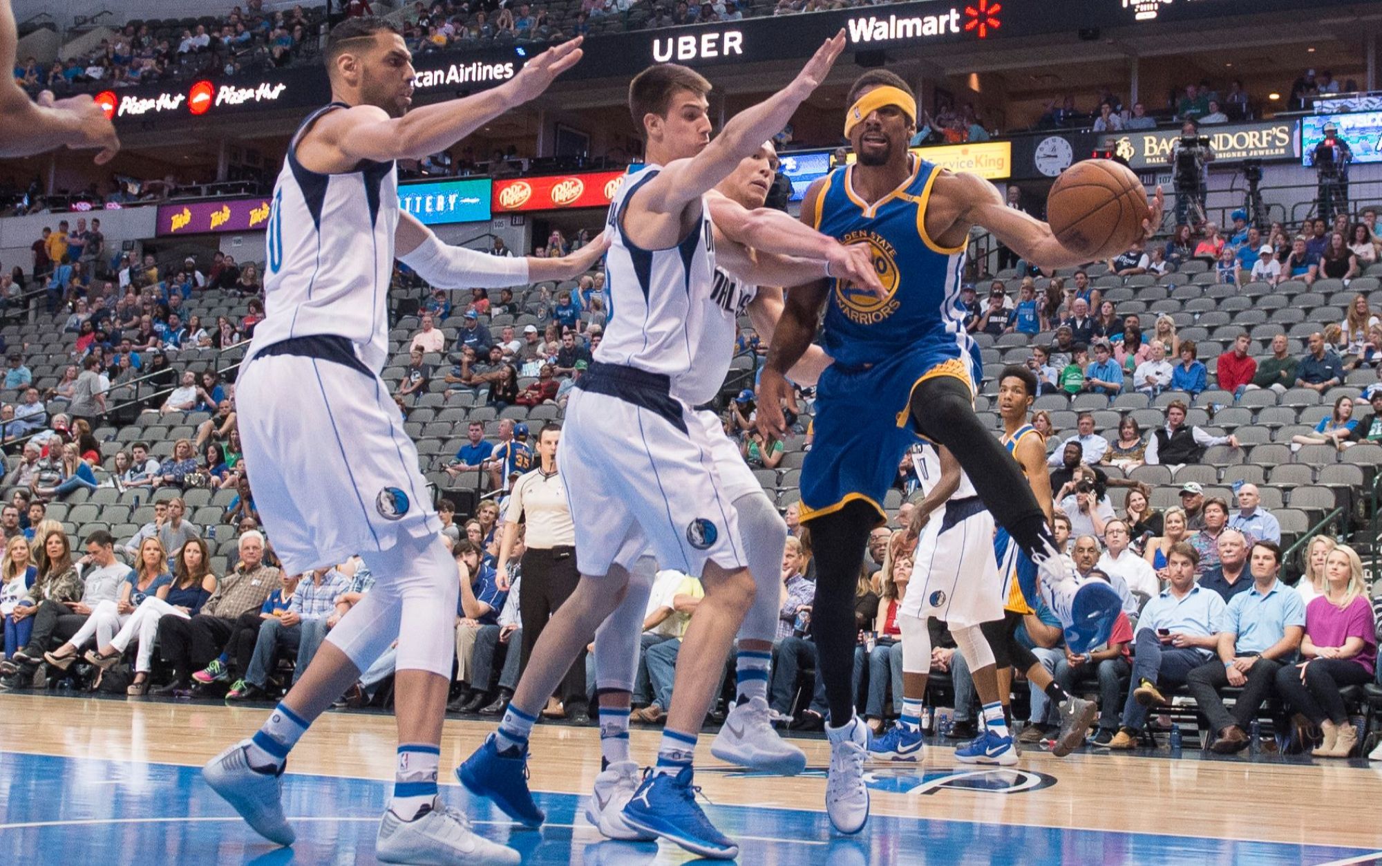950720-2017-03-22T033226Z_1149601646_NOCID_RTRMADP_3_NBA-GOLDEN-STATE-WARRIORS-AT-DALLAS-MAVERICKS