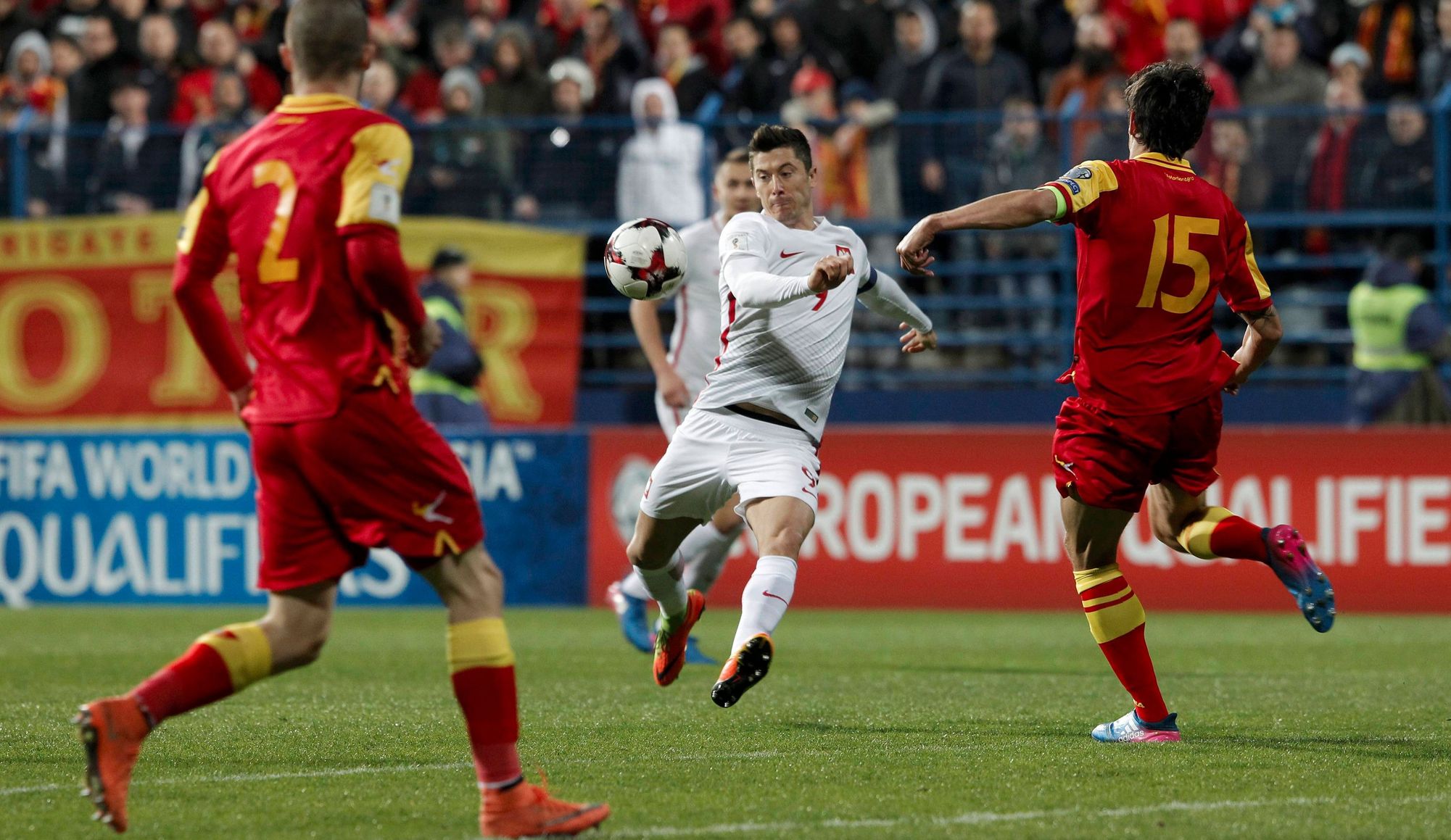 958517-2017-03-26T195753Z_557297575_LR1ED3Q1JG641_RTRMADP_3_SOCCER-WORLDCUP-MNE-POL