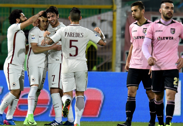 roma-players-celebrate-el-shaarawy-scoring-vs-palermo-serie-a-12032017_1lbabig8rq9ro1hzxstoquuvvz