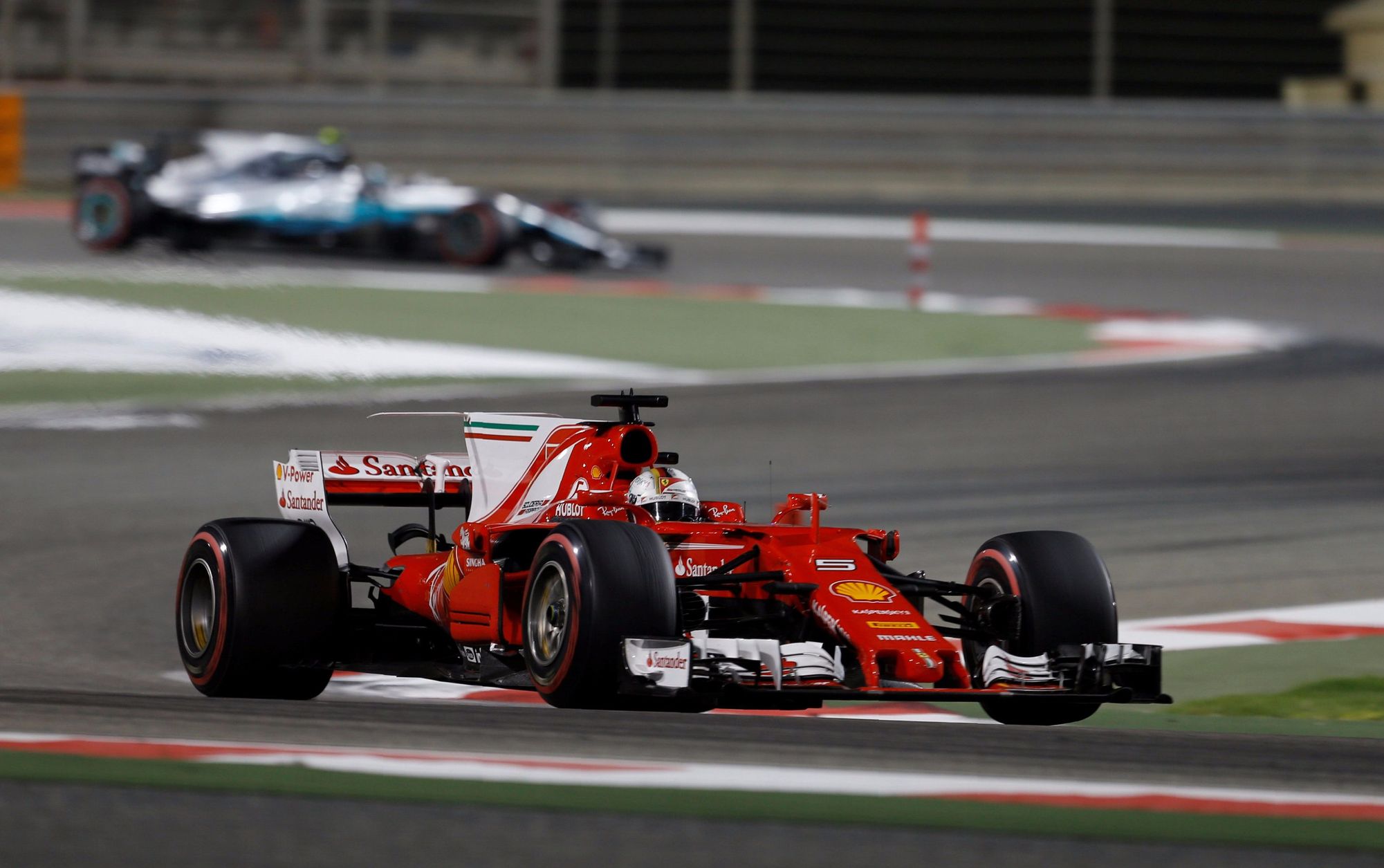 1003362-2017-04-16T163955Z_873308392_RC1DF54AF030_RTRMADP_3_MOTOR-F1-BAHRAIN