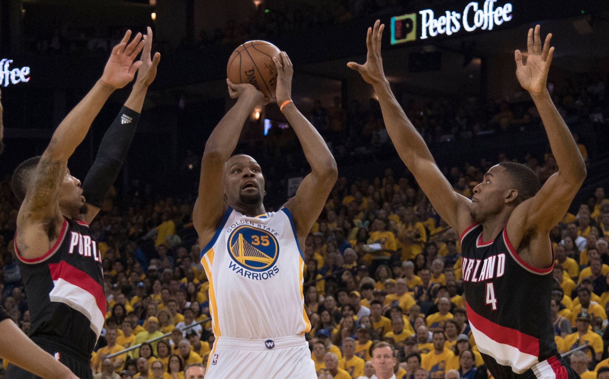 1004501-2017-04-16T205036Z_1613652710_NOCID_RTRMADP_3_NBA-PLAYOFFS-PORTLAND-TRAIL-BLAZERS-AT-GOLDEN-STATE-WARRIORS