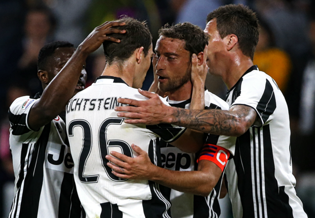 juventus-players-celebrate-claudio-marchisio-vs-genoa-serie-a-23042017_jt48fd8u6og41w033pjyfjus2