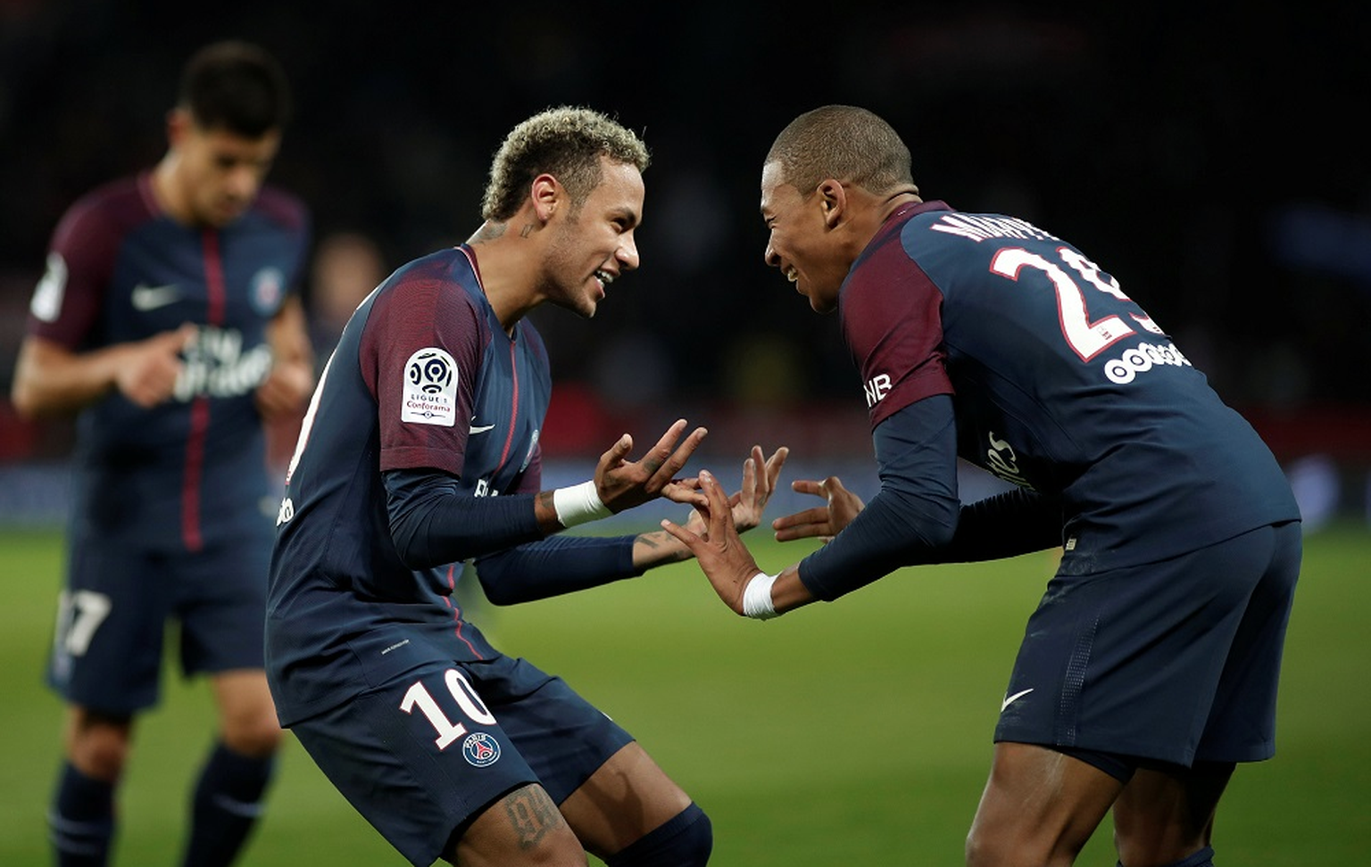 1295482-2017-09-17T204956Z_224654676_RC19736716F0_RTRMADP_3_SOCCER-FRANCE-PSG-LYO