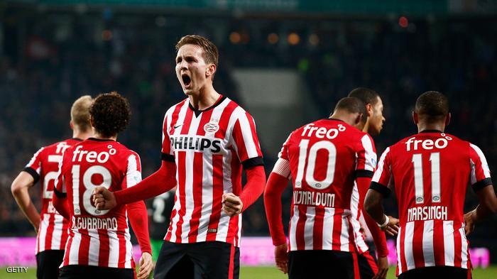 EINDHOVEN, NETHERLANDS - DECEMBER 17:  Luuk de Jong of PSV Eindhoven celebrates scoring his teams first goal of the game with team mates during the Eredivisie match between PSV Eindhoven and Feyenoord Rotterdam held at the Philips Stadion on December 17, 2014 in Eindhoven, Netherlands.  (Photo by Dean Mouhtaropoulos/Getty Images)