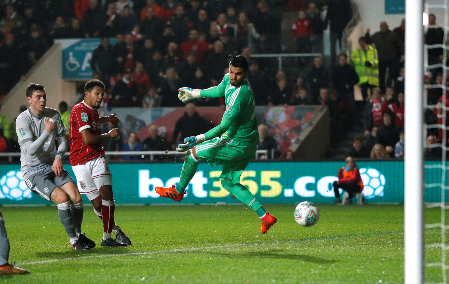 1508790-2017-12-20T215617Z_1247984984_RC120BFA53B0_RTRMADP_3_SOCCER-ENGLAND-BSC-MUN-(2)