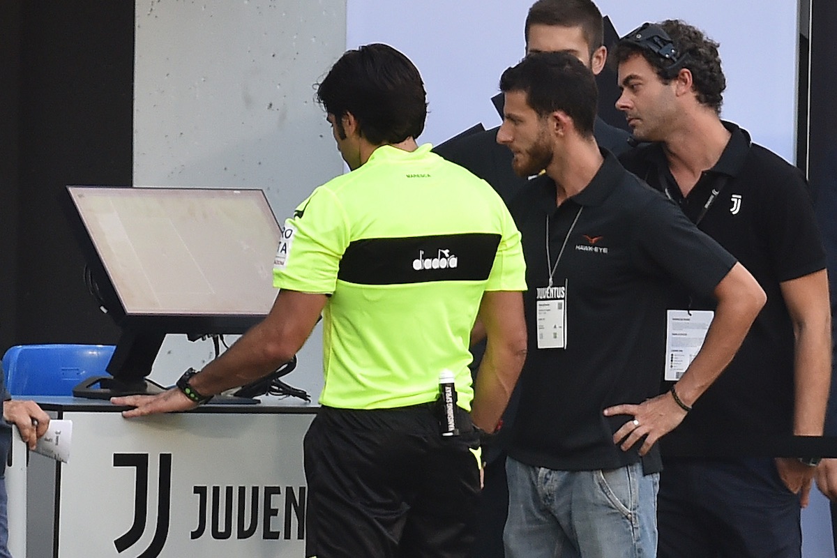 L'arbitro Fabio Maresca controlla il monitor della VAR moviola in campo prima di concedere il calcio di rigore. Referee checks VAR Monitor before a penalty Torino 19-08-2017 Juventus Stadium Calcio Serie A Juventus - Cagliari Foto Andrea Staccioli Insidefoto