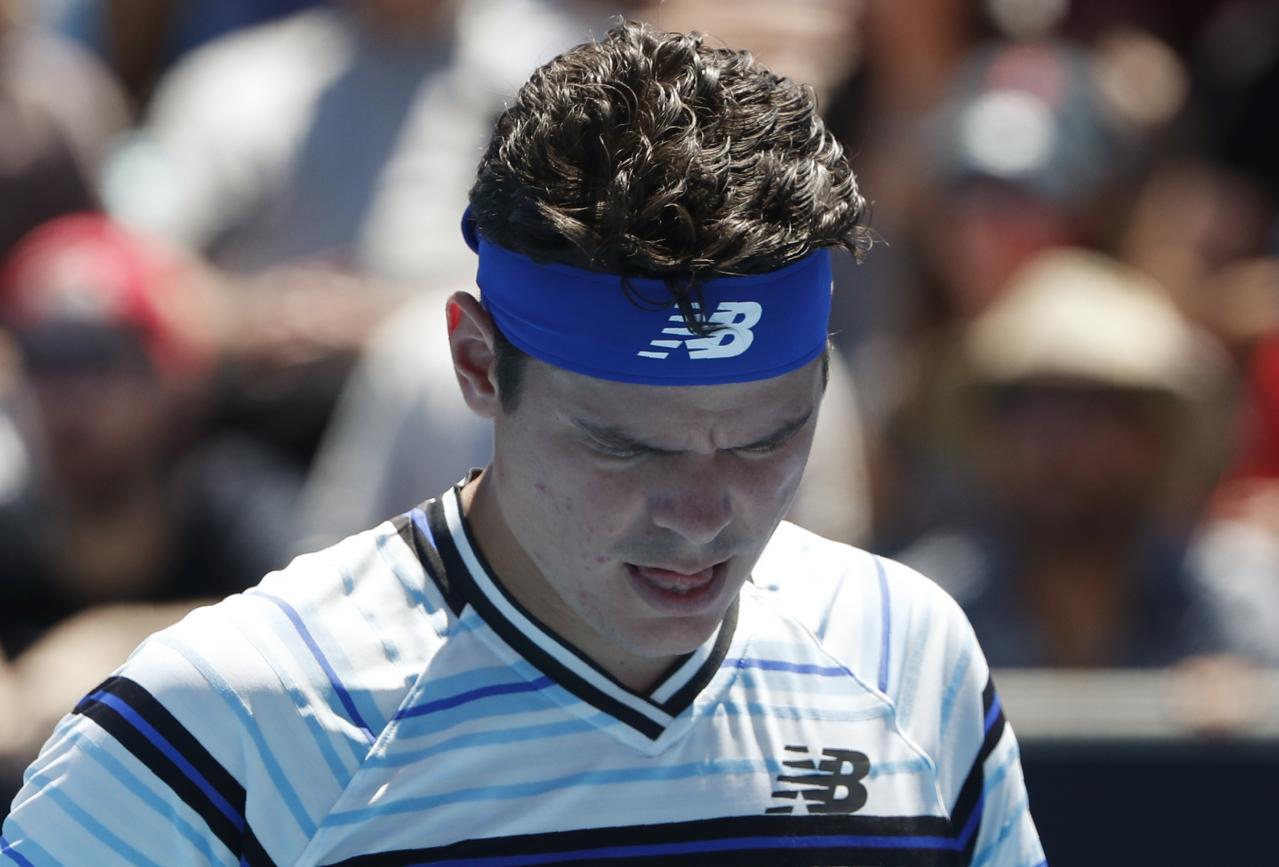 لاعب التنس الكندي ميلوش راونيتش حزين لخروجه من الدور الأول ببطولة أستراليا المفتوحة للتنس عقب خسارته أمام لوكاس لاتسكو يوم الثلاثاء. تصوير إدجار سو - رويترز