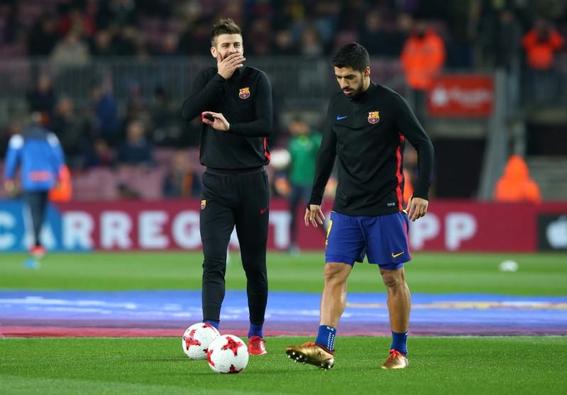 جيرار بيكي مدافع برشلونة يجري تدريبات إحماء مغ مدرب الفريق استعدادا لمباراة العودة بدور الثمانية في كأس ملك إسبانيا لكرة القدم يوم الخميس.