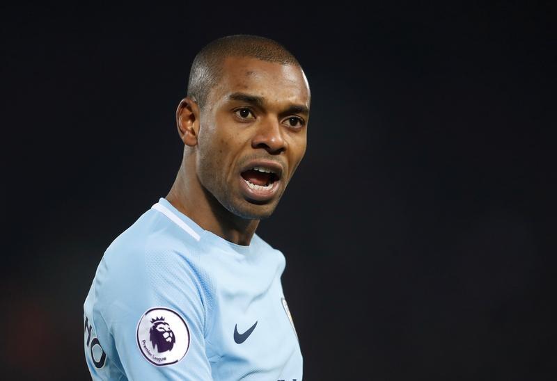 فرناندينيو لاعب وسط مانشستر سيتي خلال مباراة أمام ليفربول في الدوري الإنجليزي الممتاز لكرة القدم يوم 14 يناير كانون الثاني 2018. تصوير: كارل ريسين - رويترز. (تستخدم الصورة للأغراض التحريرية فقط).