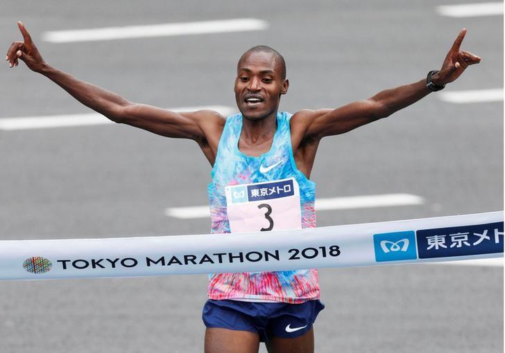 العداء الكيني ديكسون تشومبا يقطع خط النهاية في ماراثون طوكيو يوم الأحد. صورة لرويترز من وكالة أنباء كيودو اليابانية. يحظر استخدام الصورة اليابان. يخظر بيع الصورة للحملات التجارية والتحريرية في اليابان
