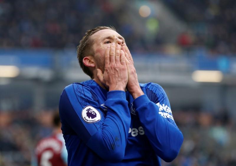 الأيسلندي جيلفي سيجوردسون لاعب وسط ايفرتون خلال مباراة في الدوري الإنجليزي الممتاز لكرة القدم أمام بيرنلي يوم الثالث من مارس آذار 2018. تصوير: أندرو ياتس - رويترز. (تستخدم الصورة للأغراض التحريرية فقط).