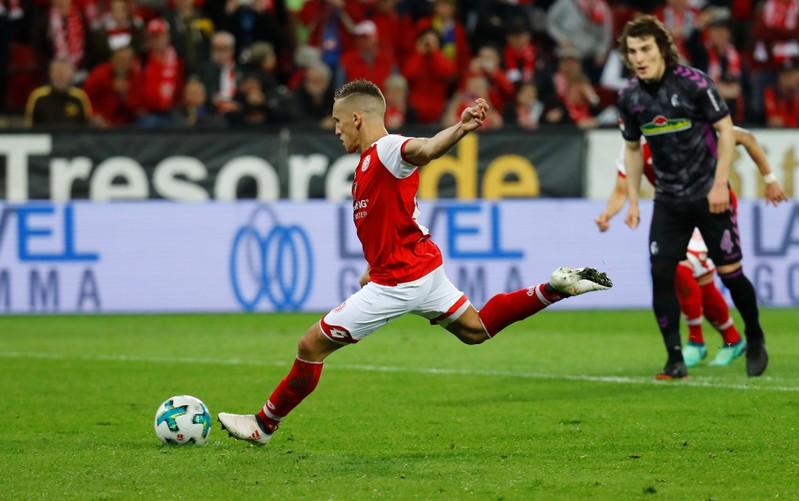 بابلو دي بلاسيس لاعب ماينتس يحرز هدفا لفريقه في شباك فرايبورج من ركلة جزاء في دوري الدرجة الاولى الالماني لكرة القدم يوم الاثنين. تصوير: كاي فافنباخ - رويترز.