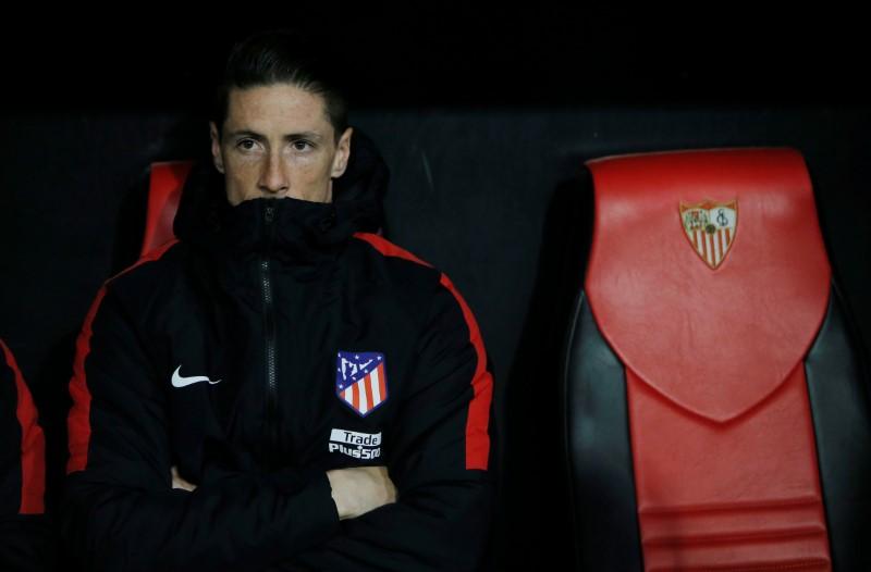 فرناندو توريس مهاجم اتليتيكو مدريد يجلس على مقعد البدلاء خلال مباراة للفريق في دوري الدرجة الأولى الإسباني لكرة القدم يوم 25 فبراير شباط 2018. تصوير: جون نازكا - رويترز