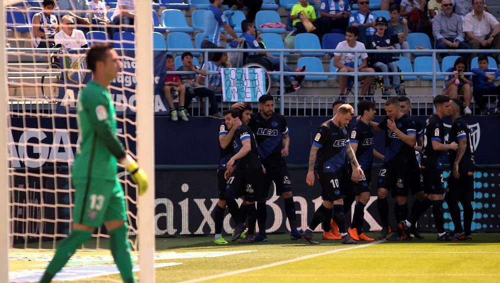 GRAF070. MÁLAGA, 06/05/2018.- Los jugadores del Alavés celebran el gol anotado por el centrocampista Manu García Sánchez, durante el partido correspondiente a la jornada 36 de LaLiga Santander que el Málaga y el Alavés disputan hoy en el Estadio La Rosaleda de Málaga. EFE/ Daniel Pérez