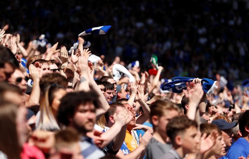 مشجعو كارديف سيتي يحتفلون بالتأهل للدوري الإنجليزي الممتاز لكرة القدم بعد تعادل فريقهم بدون أهداف مع ريدينج يوم الأحد. تصوير: أندرو بويرز - رويترز صورة تستخدم في الأغراض التحريرية فقط